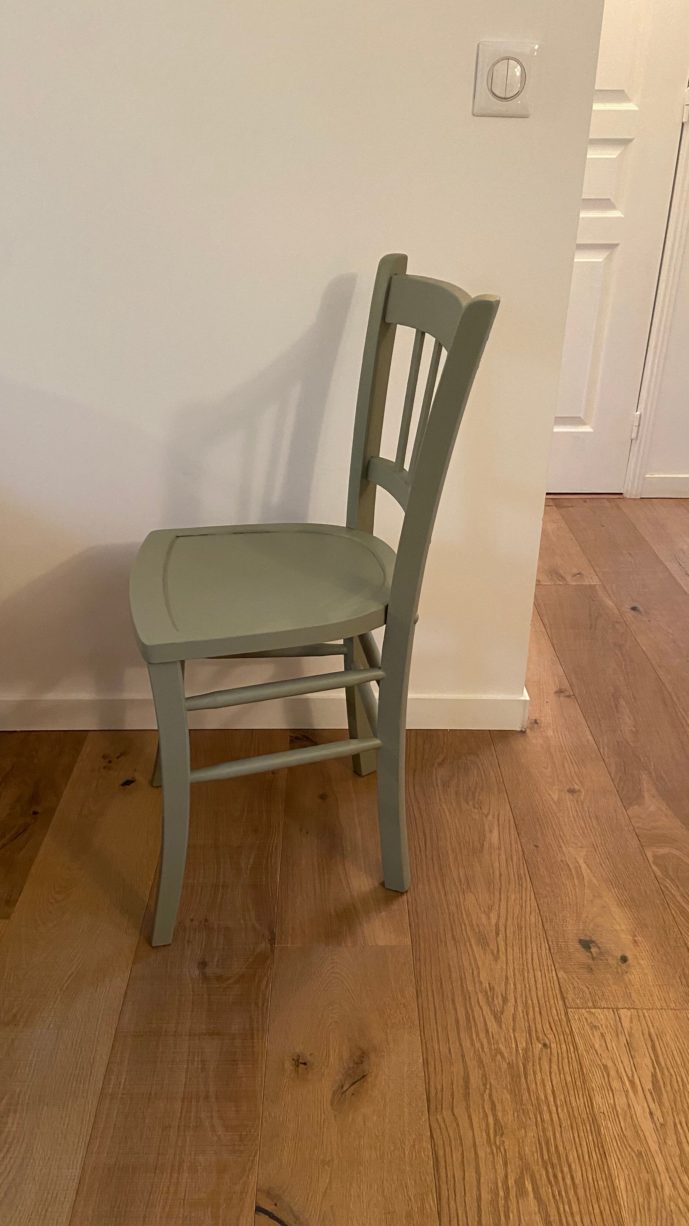 Chaise bistrot Luterma vintage verte grisée