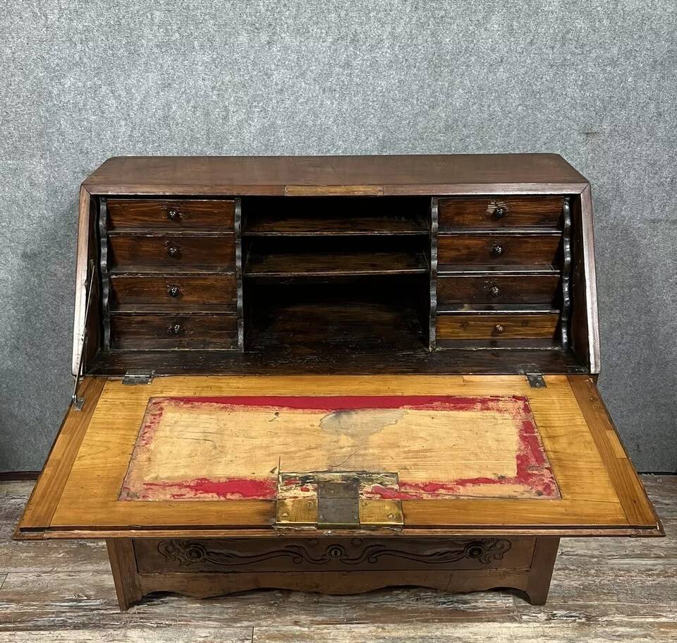 18th century chest of drawers in carved cherrywood circa 1780