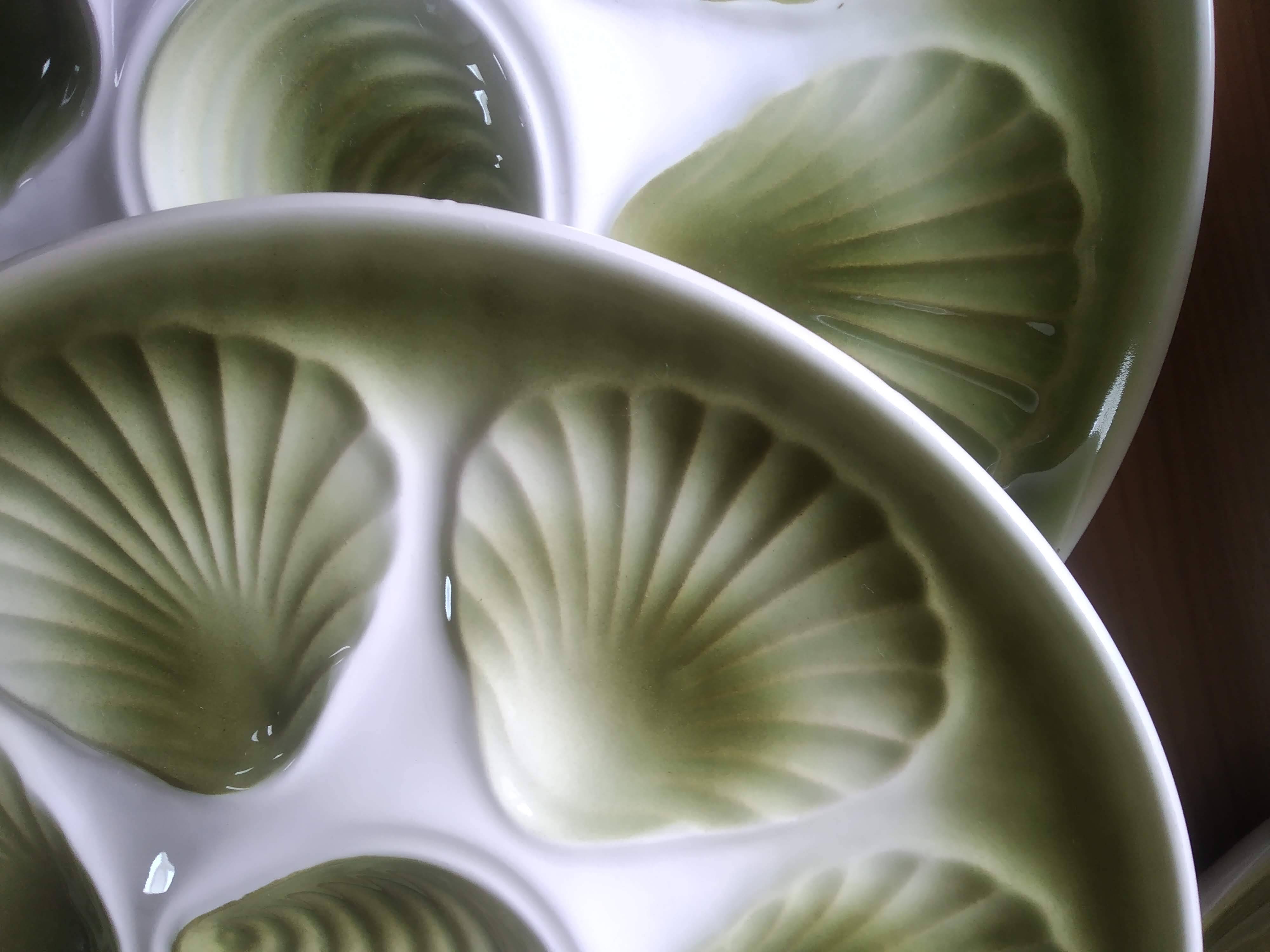 4 Moulin des Loups oyster plates with barbotine