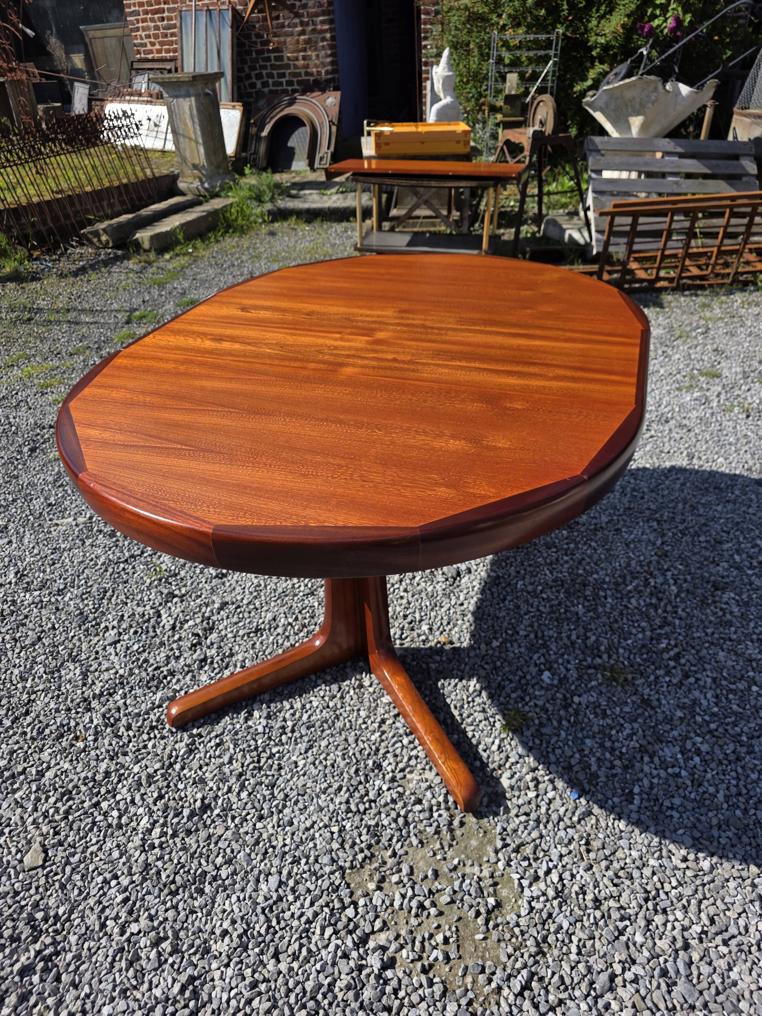 Baumann extendable table in teak from the 1960s.