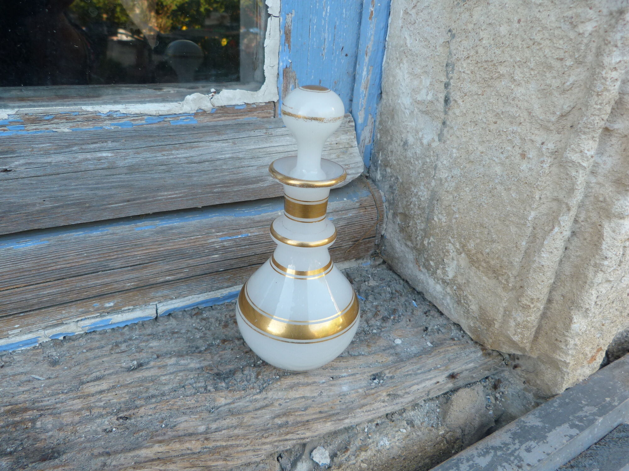Portieux Vallerysthal old flask in white opaline and gold 1900