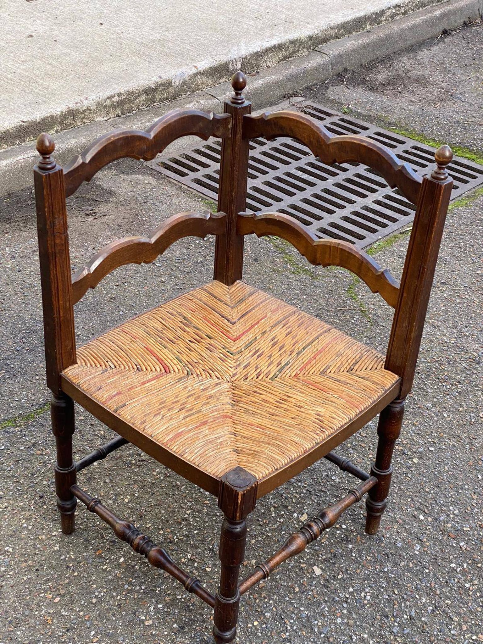 Chaise d'angle en bois massif paillé du 19ème siècle