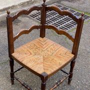 Chaise d'angle en bois massif paillé du 19ème siècle