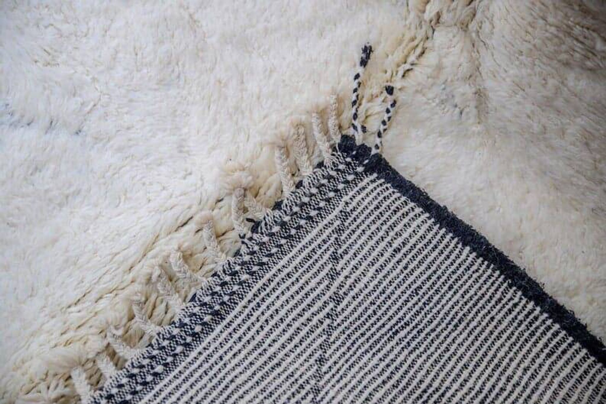 Handmade traditional Moroccan wool rug size 150x250 cm.
