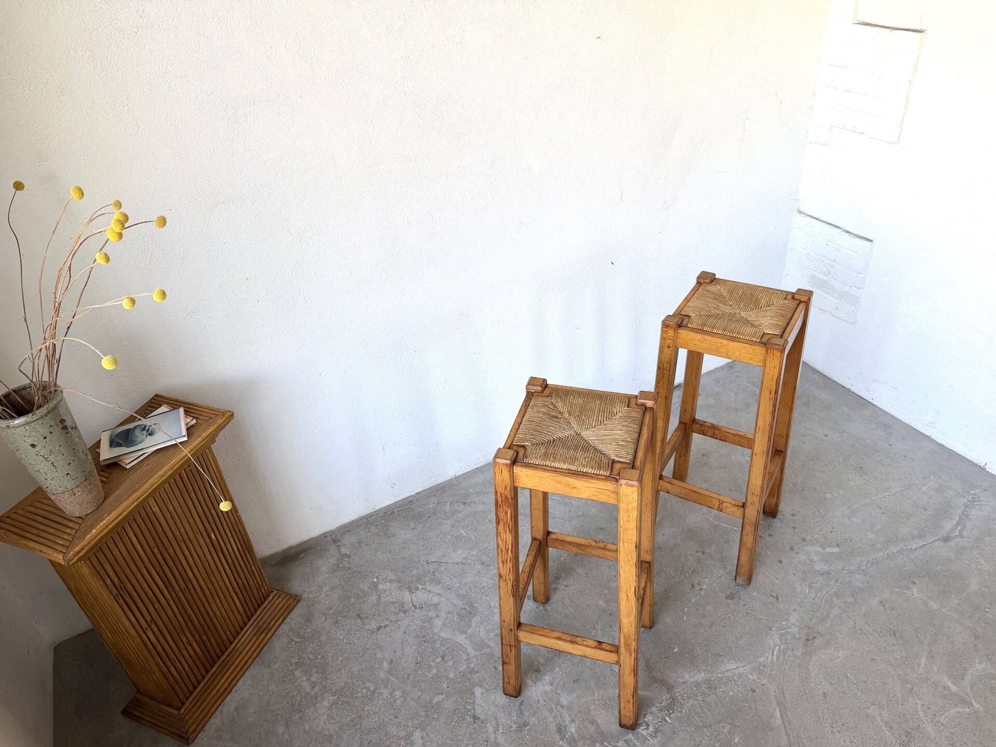 Pair of high stools in solid wood and woven straw Brutalist Style