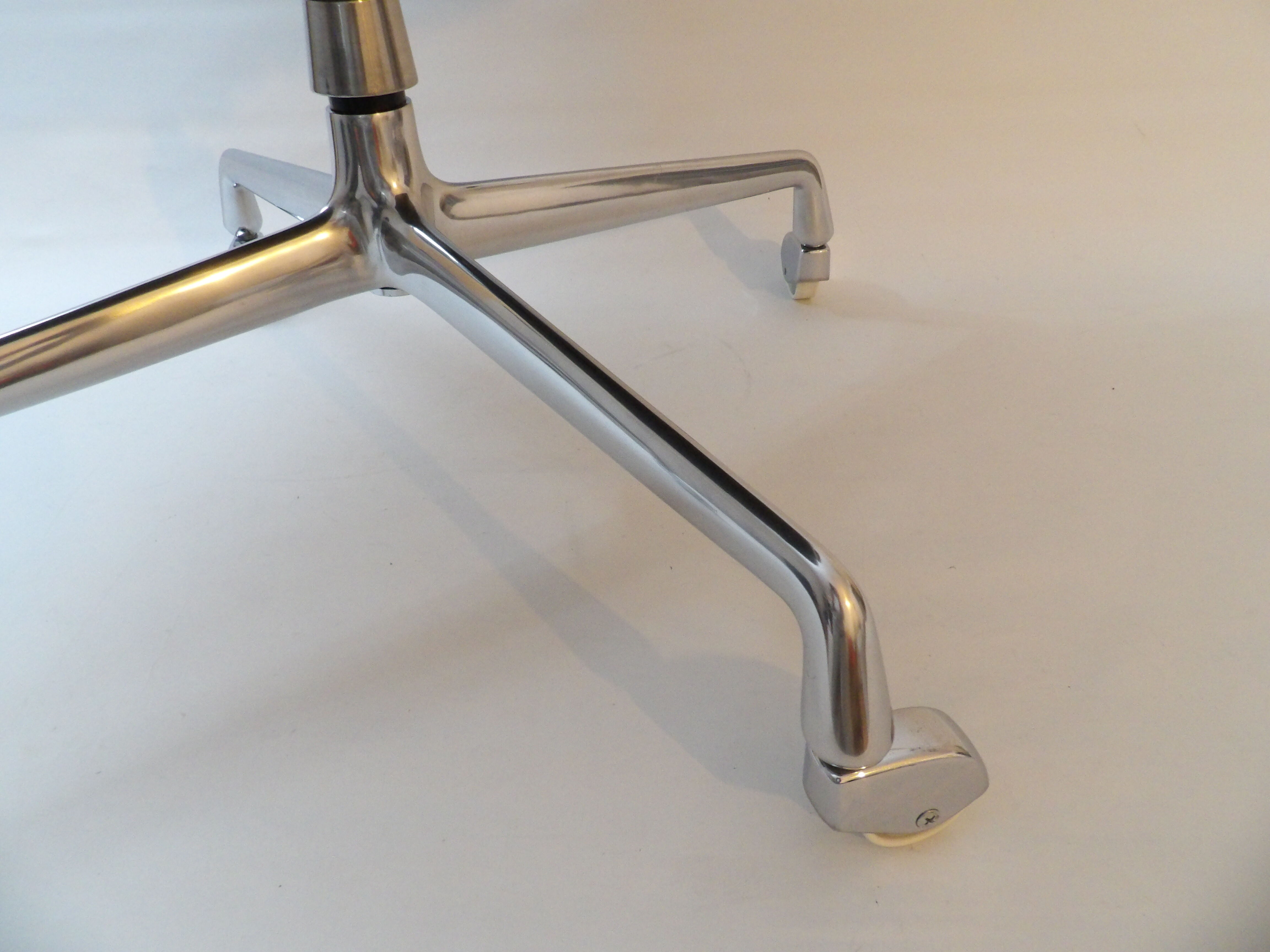 Charles Eames "Time Life" office chair edited by Herman Miller