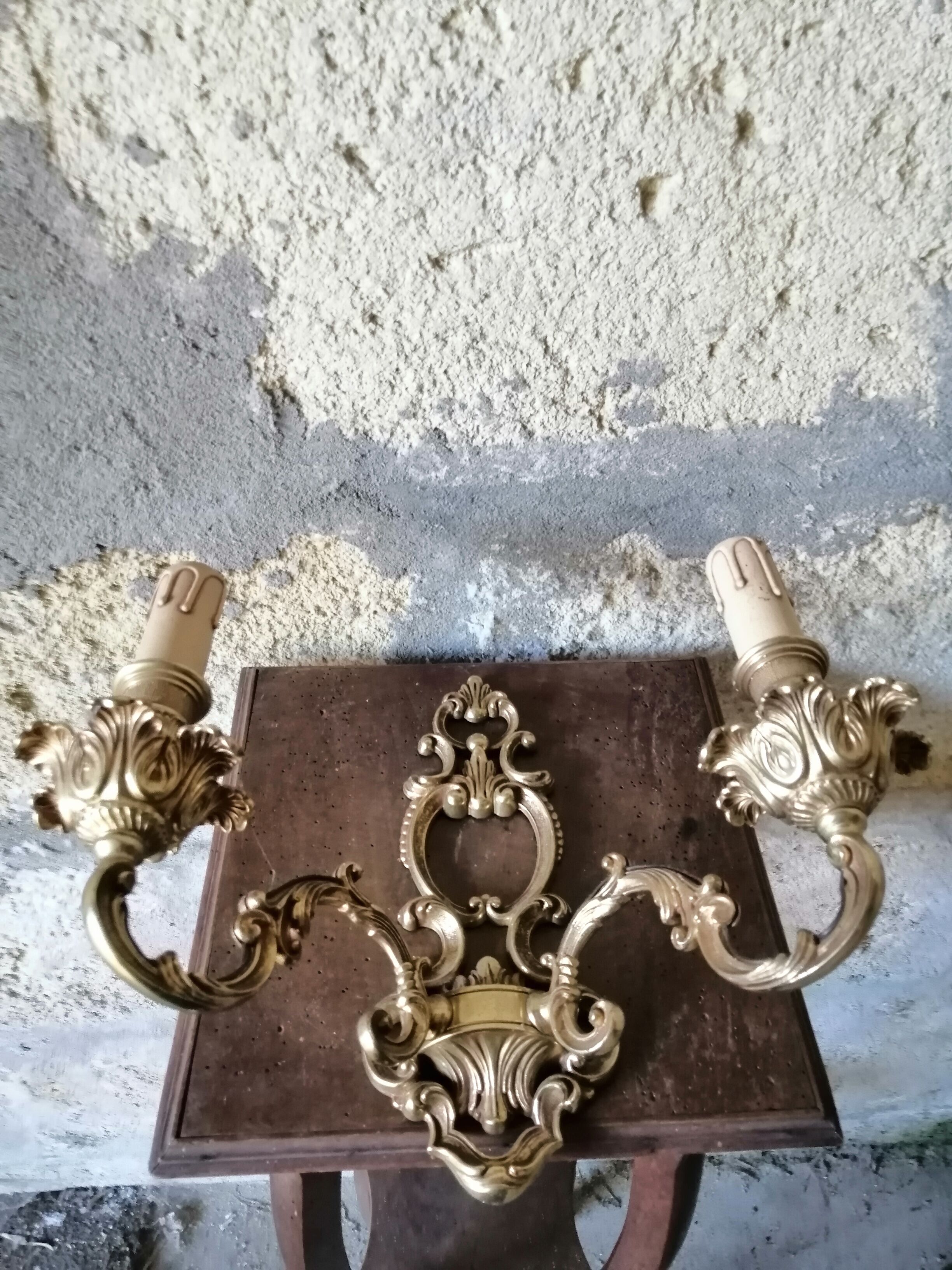 2-spoke brass wall lamp
