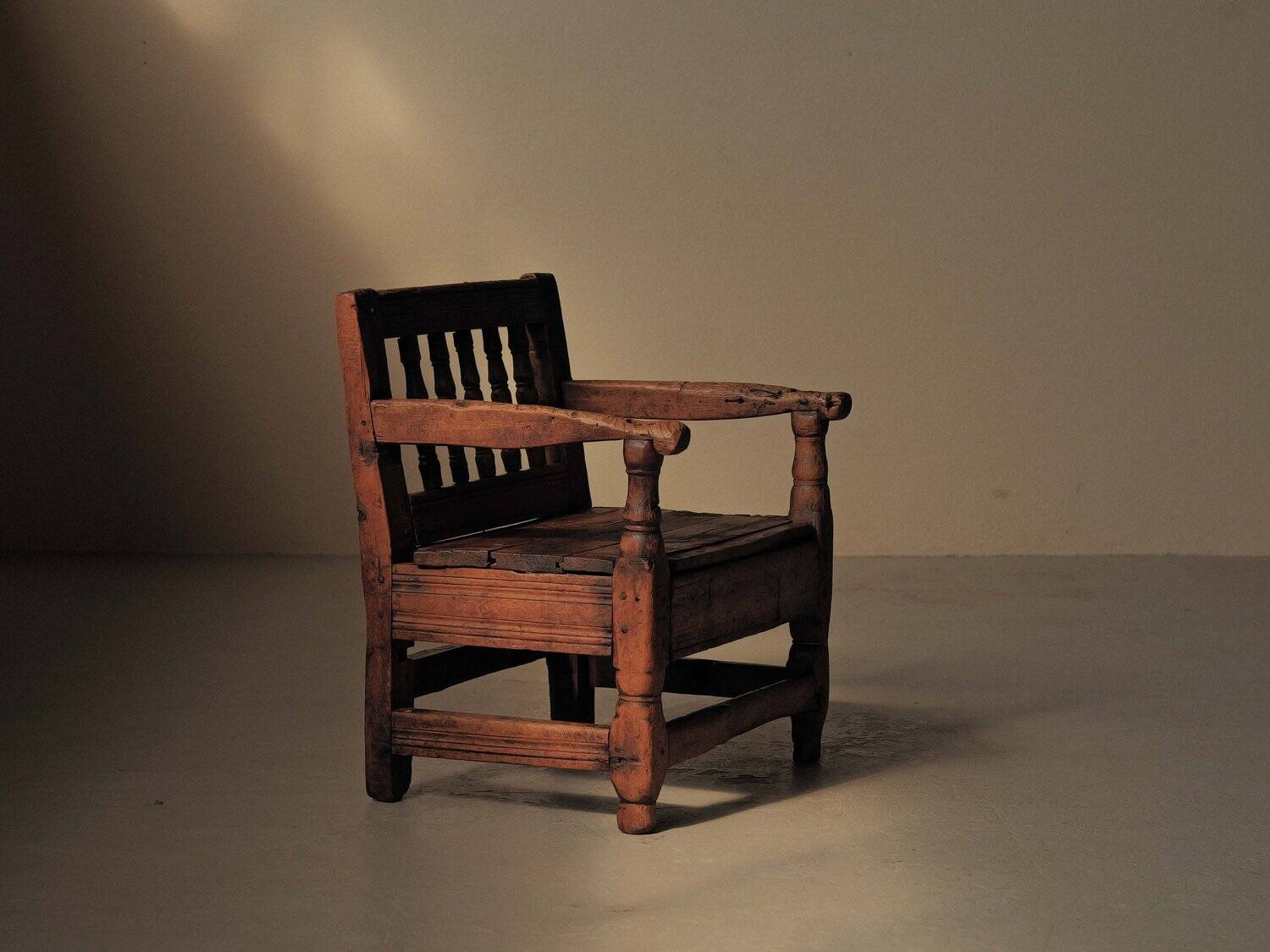 Alpine armchair in larch, 18th century