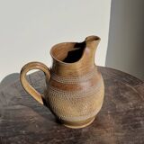 Carafe en grès du Berry beige à frises et motifs géométriques quadrillés