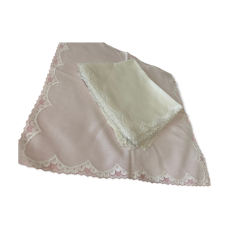 Serviettes de table bordée de dentelle