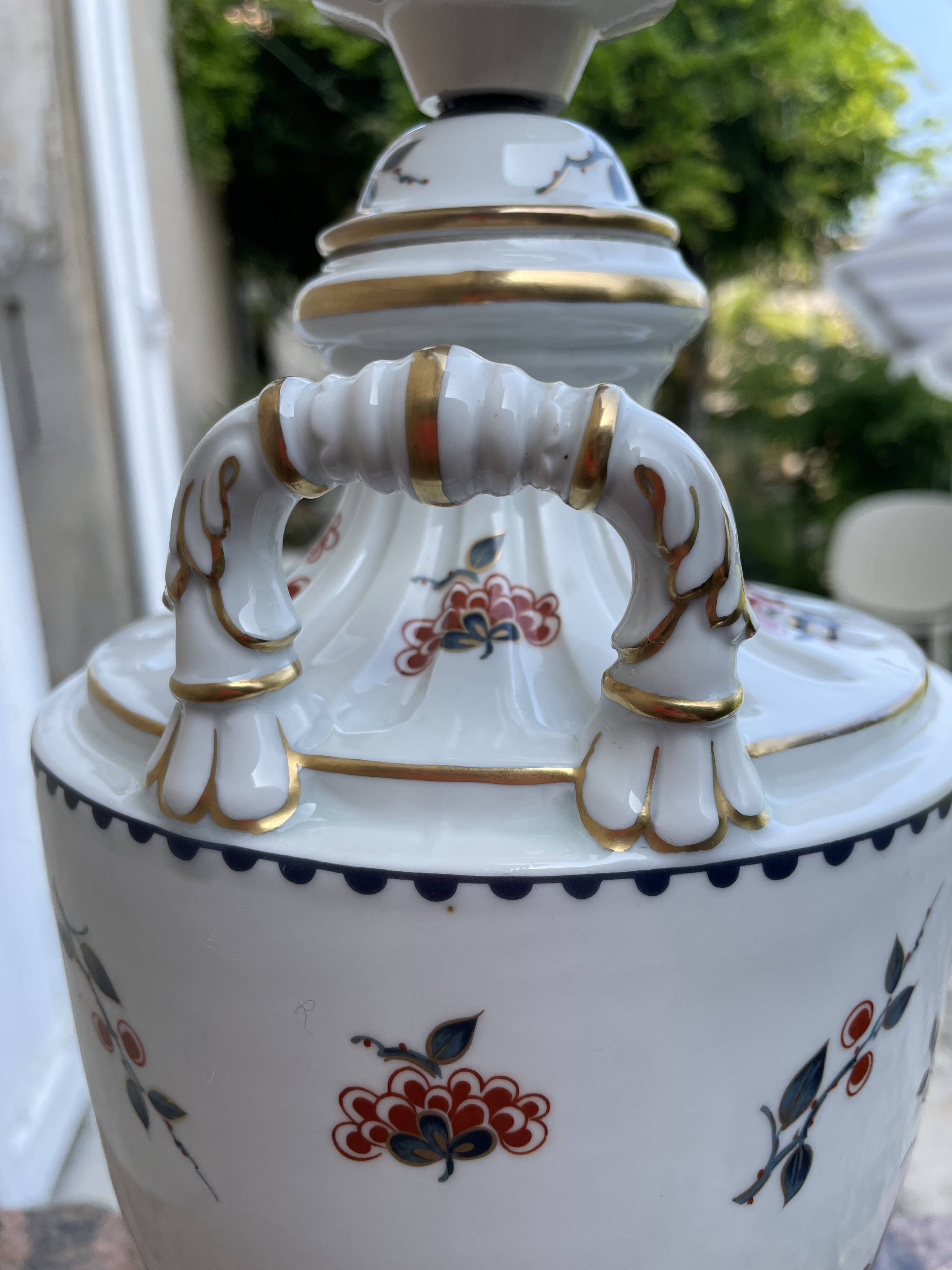 Important Paris porcelain lamp base
