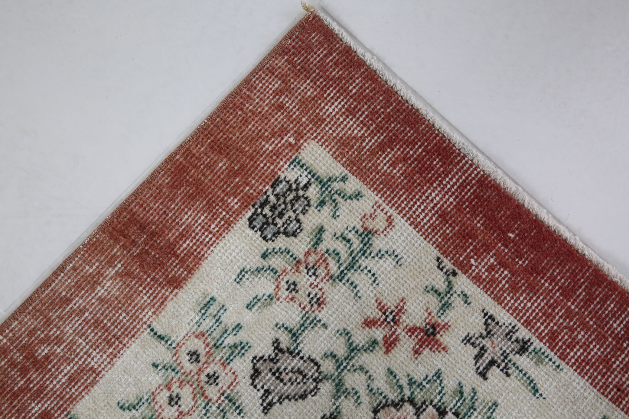 Coral red farmhouse floral rug 206x112cm