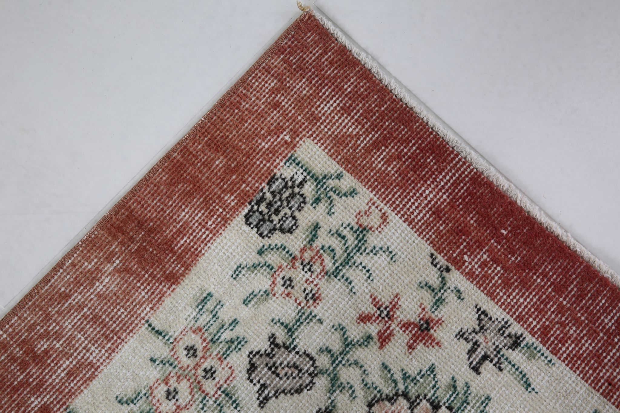 Coral red farmhouse floral rug 206x112cm