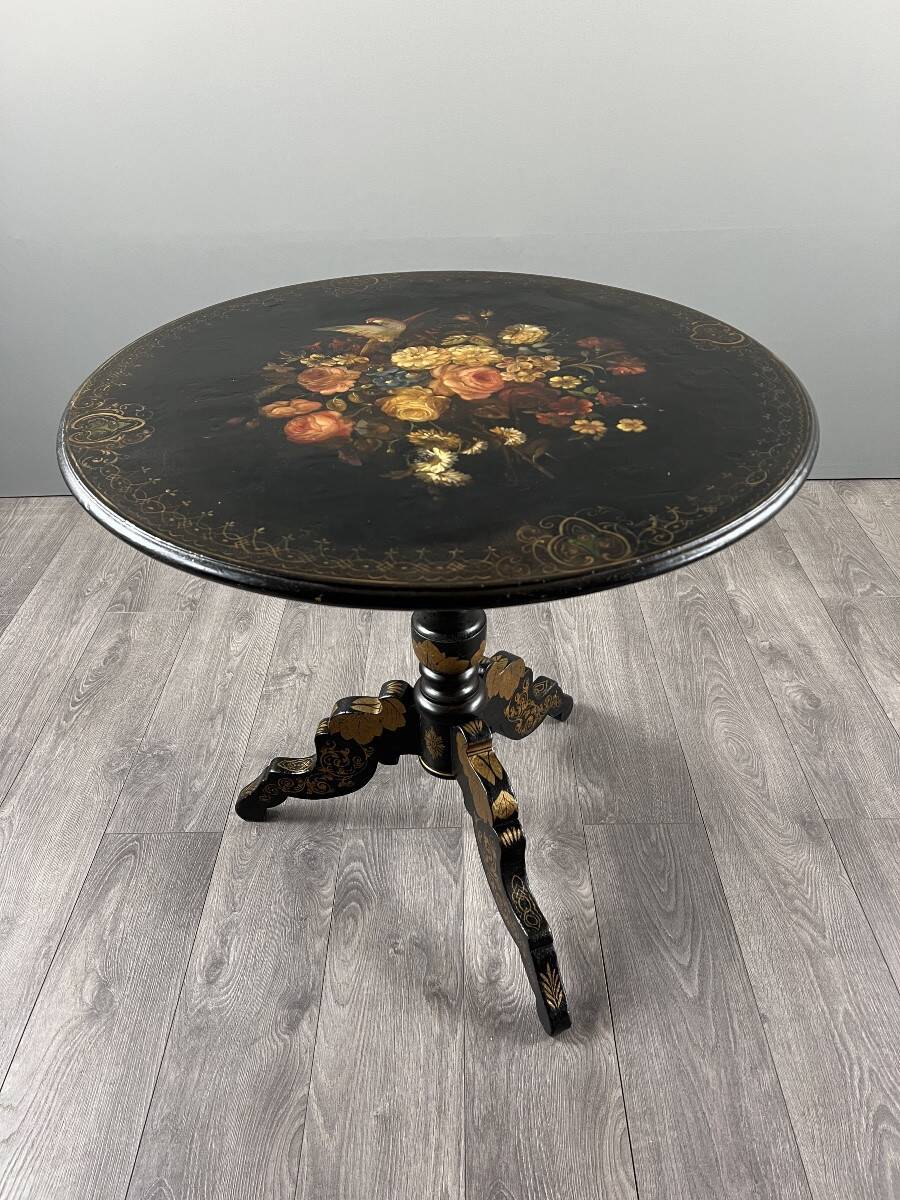 Napoleon III guéridon table in black lacquered wood with floral painted decoration, 19th century.