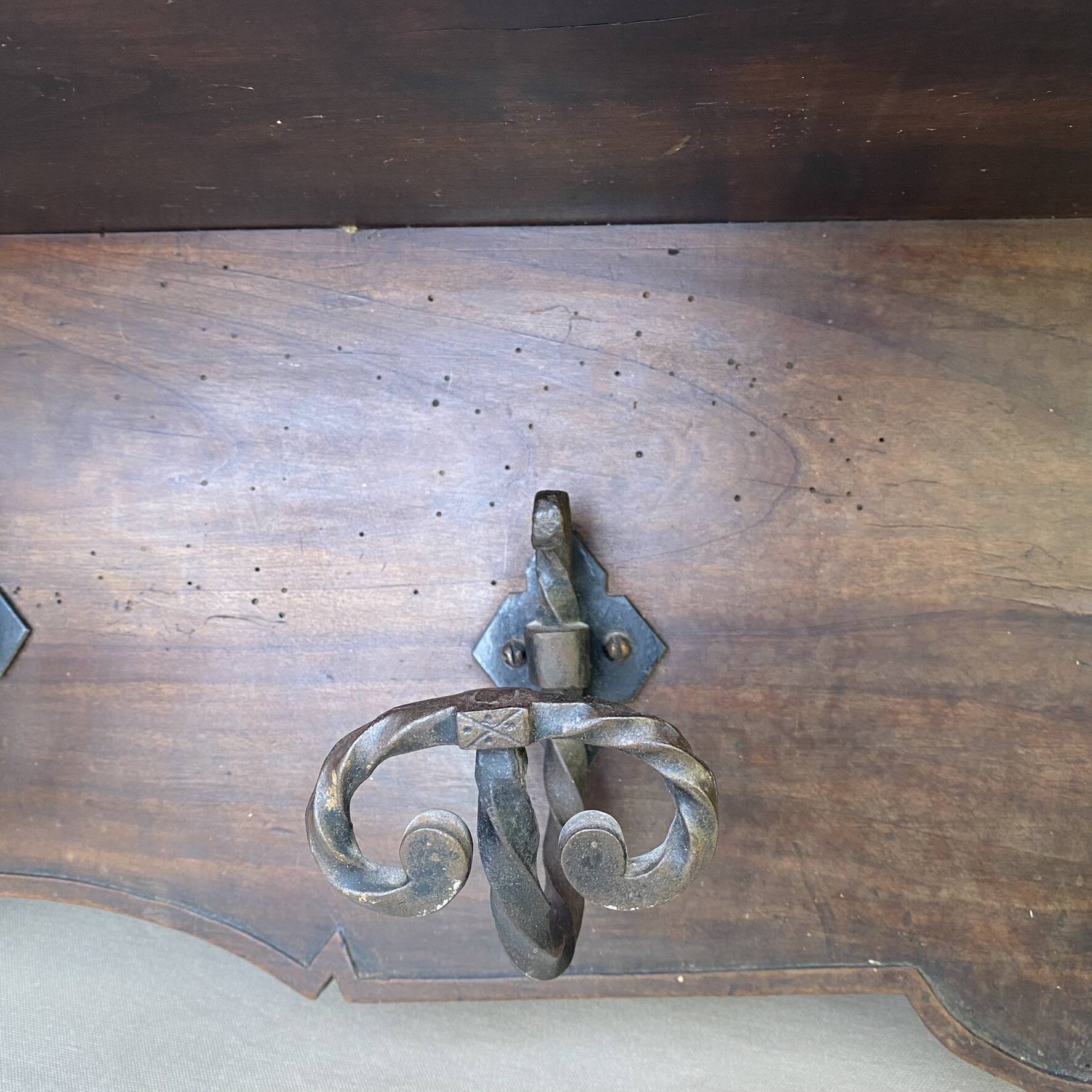 Large antique wall-mounted coat rack in carved wood 135 cm