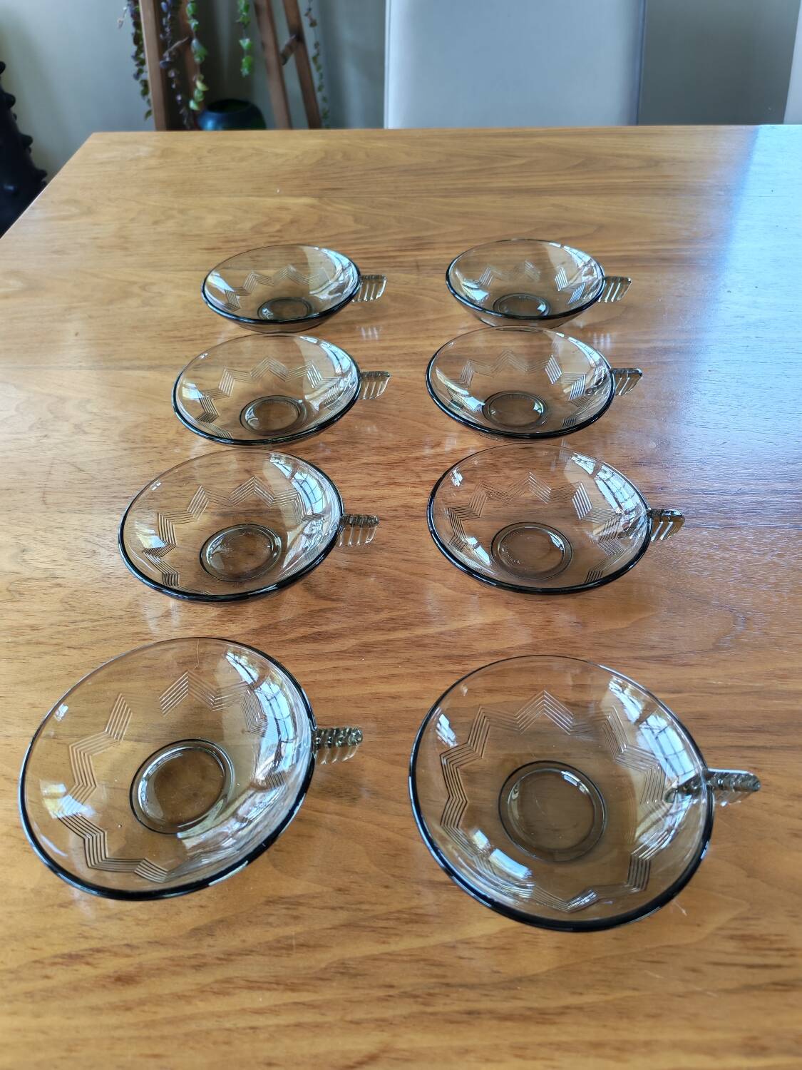 Lot de 8 coupelles art déco en verre.