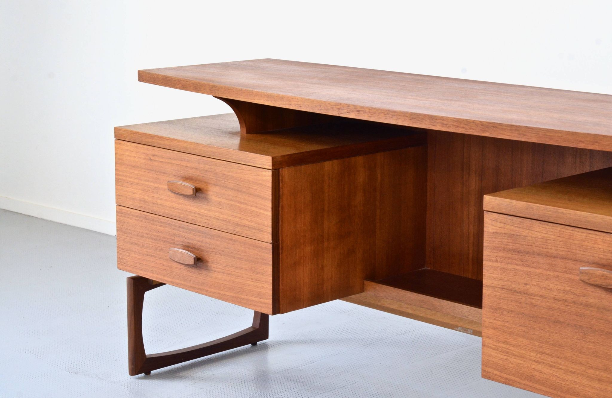 Bureau flottant en teck G Plan vintage. Livraison. Moderne / milieu du siècle.