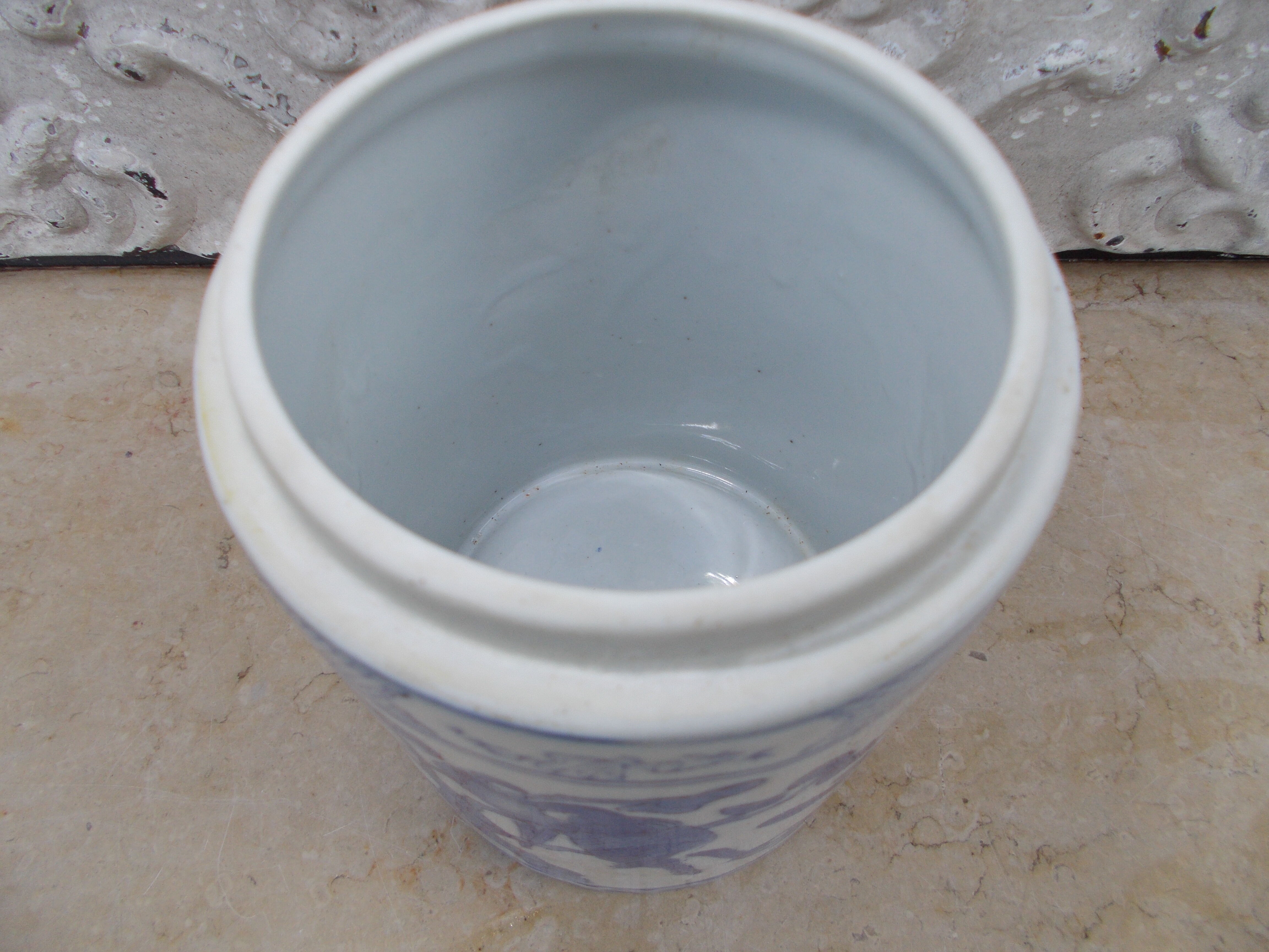 Vintage porcelain China pot covered white blue décor