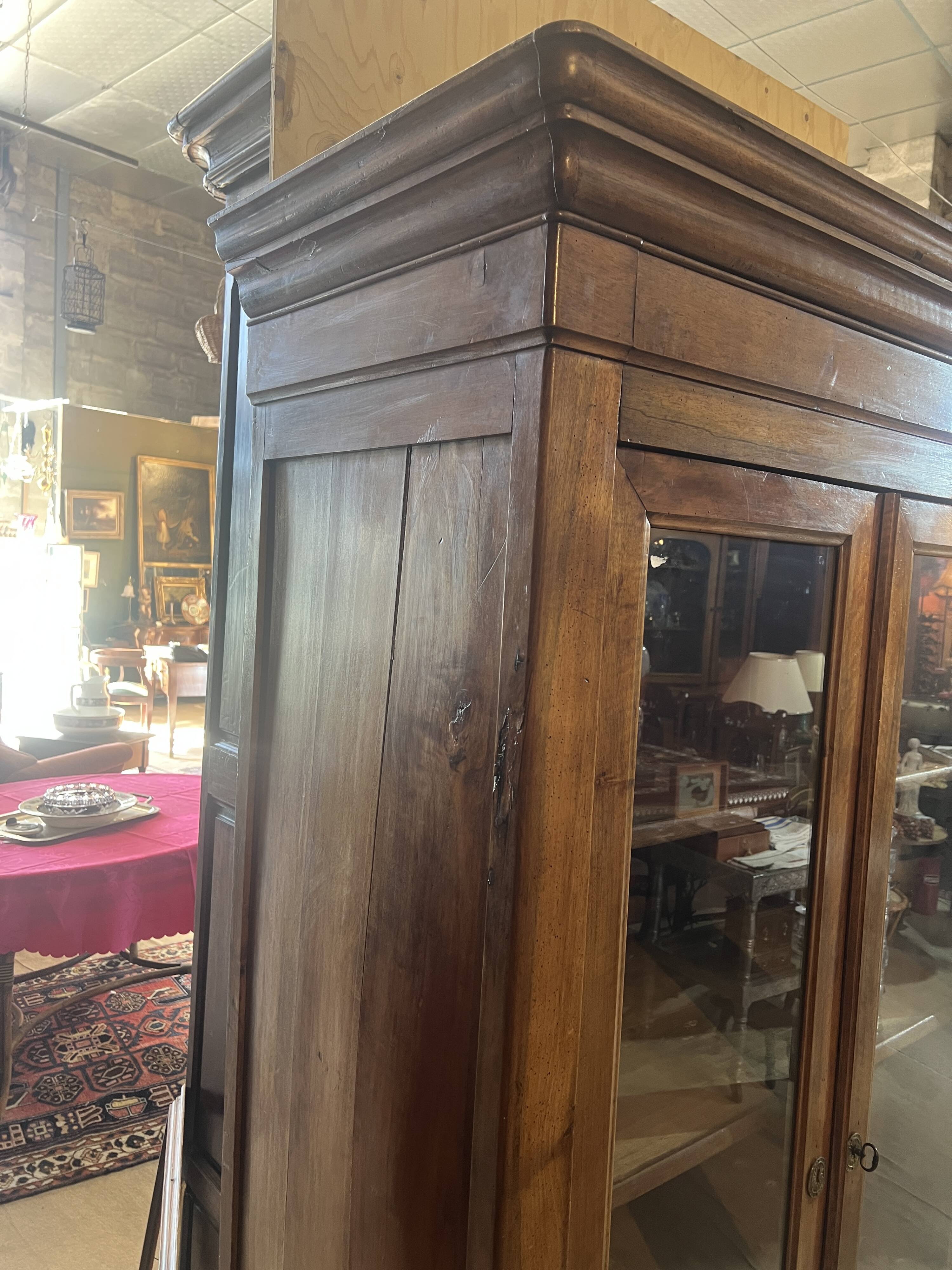 Two-door display cabinet in Louis Philippe style.