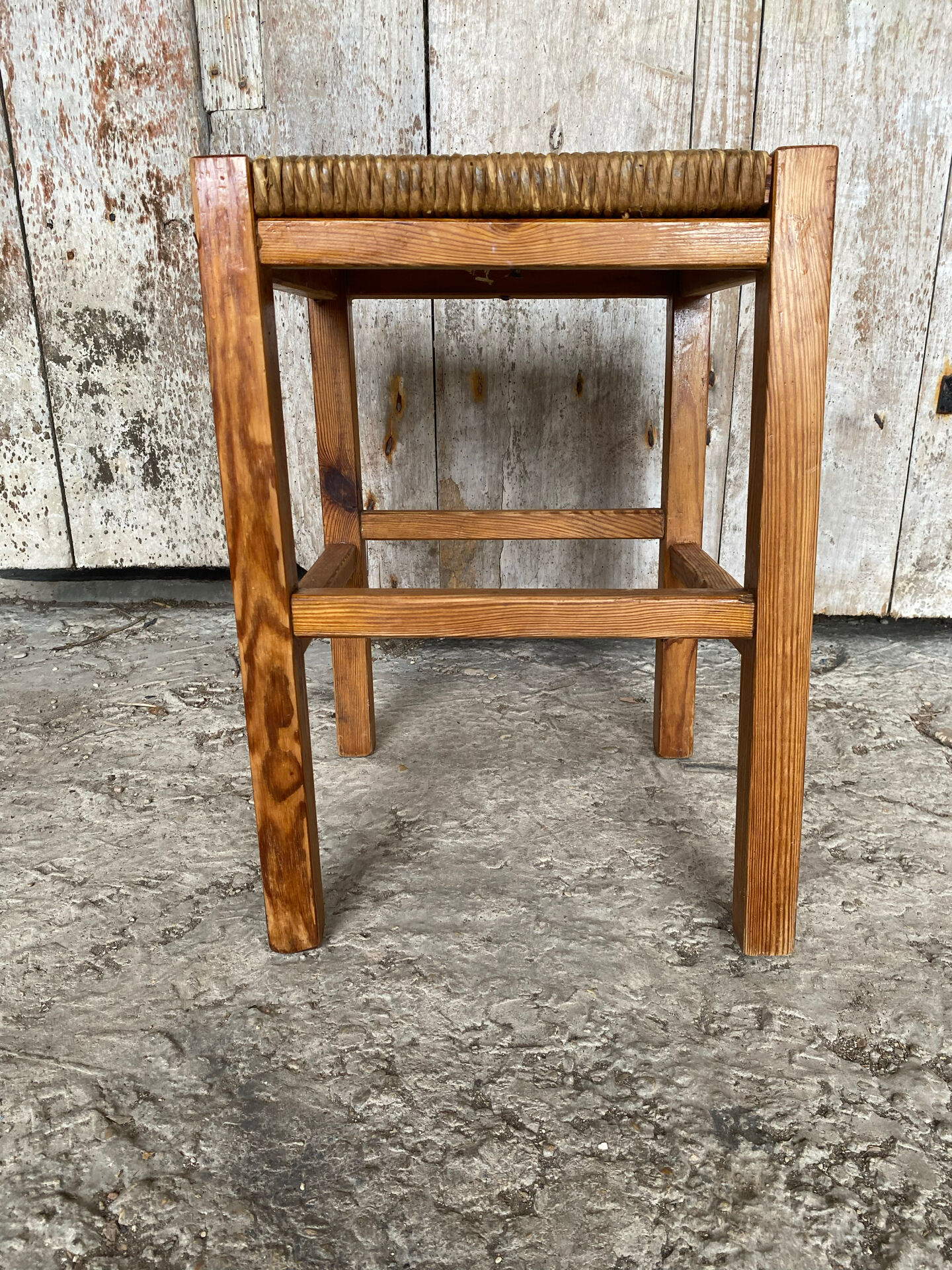 Tabouret ancien en bois sculpté et paille