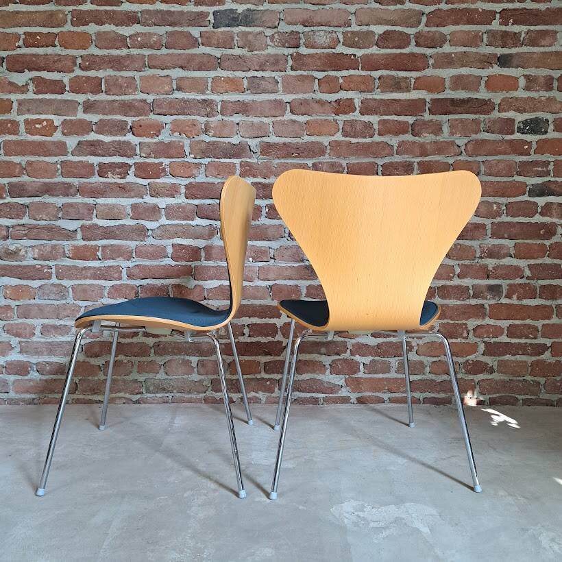 Set of six "Sjuan" chairs by Arne Jacobsen for Fritz Hansen