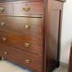 19th-century English commode in mahogany, with an antique patina and classic elegance.
