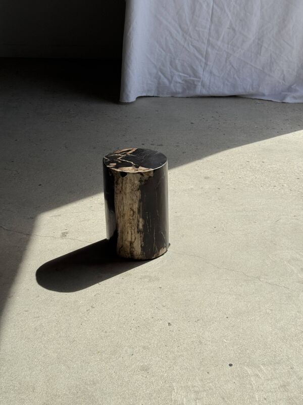 Petite table d'appoint en bois pétrifié noire stries et côté beiges H28 D18