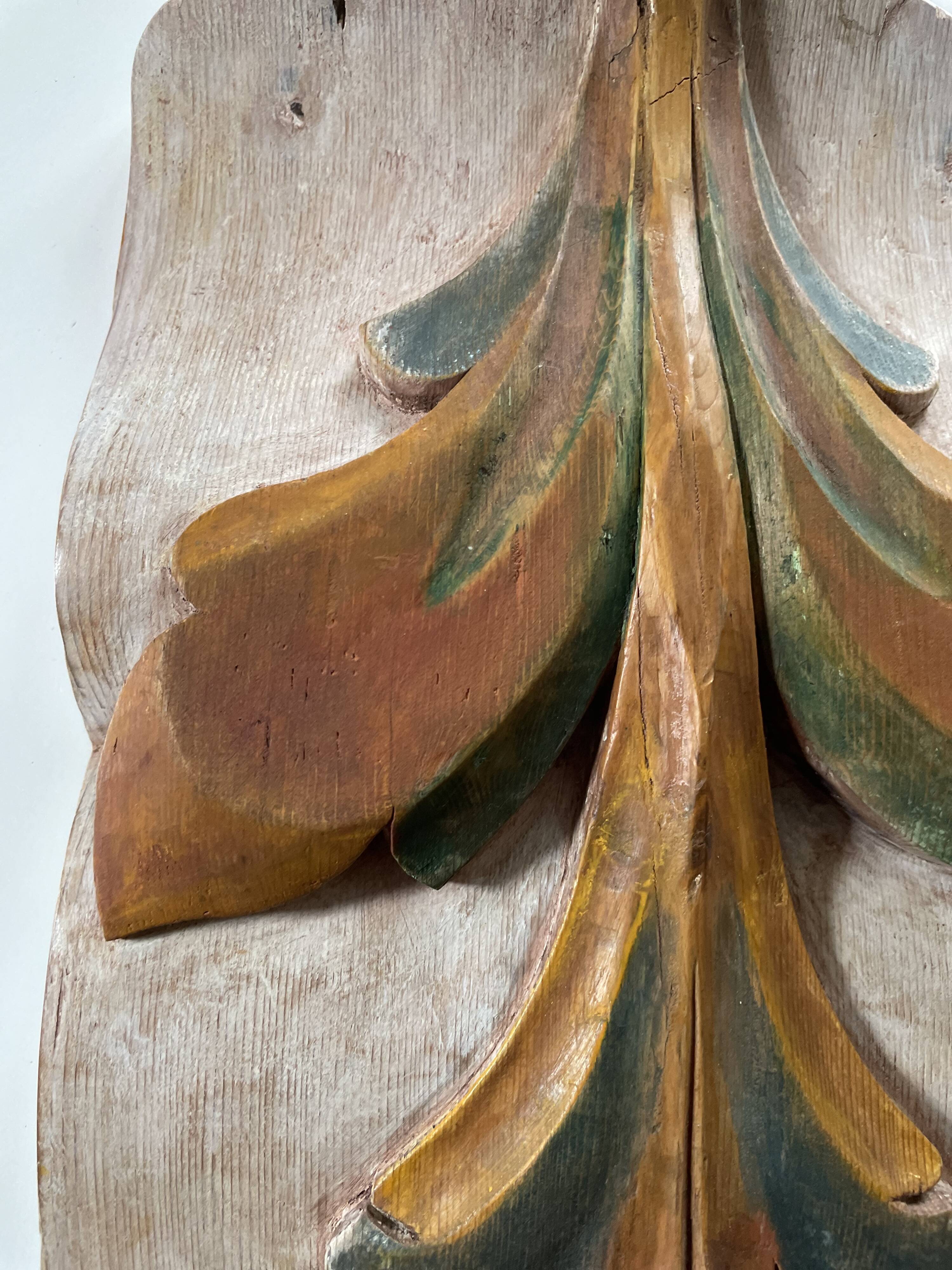Panneau ancien en bois sculpté au décor de feuillage