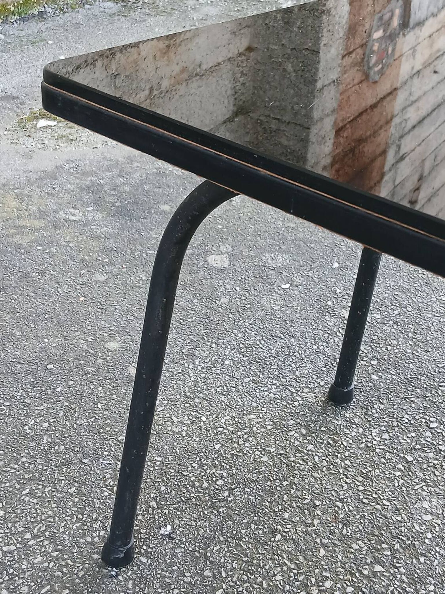 Table basse années 50 en opaline noire