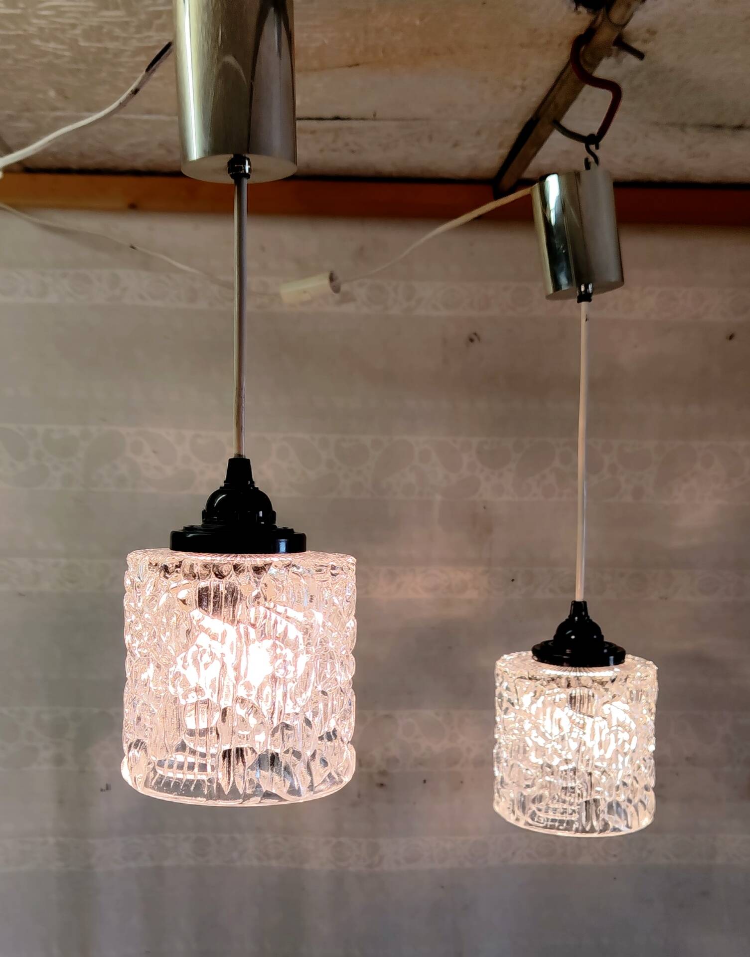 Paire de suspensions en verre holophane - mid. XXeme