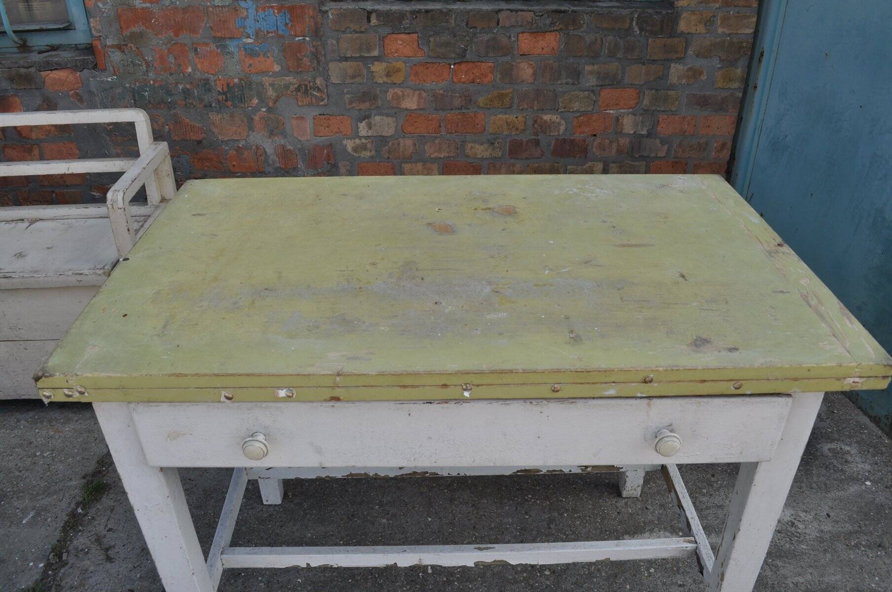 Rustic extendable dining table in white wood with an olive top, 1950s.