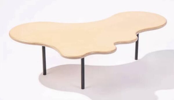 Table basse organique en peuplier par Benchmark