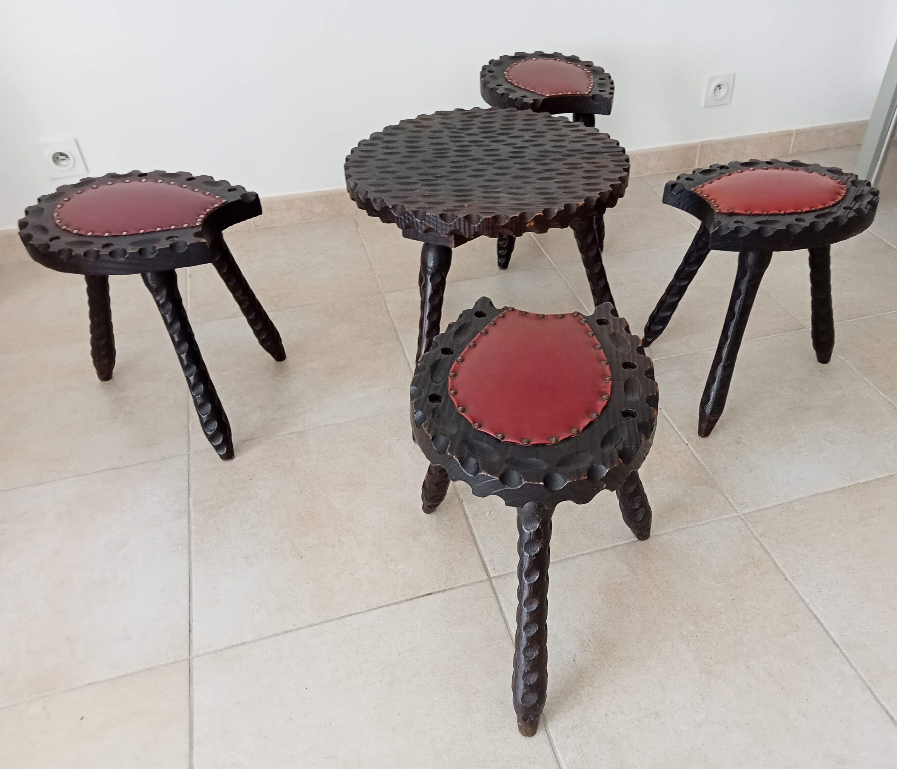 Ensemble de 5 tabourets et une table tripode brutaliste espagnol années 60