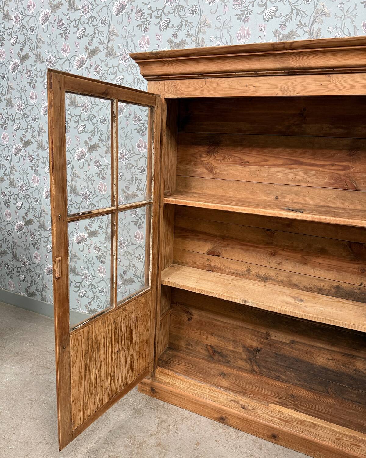 Chic display cabinet in pine (renovated)