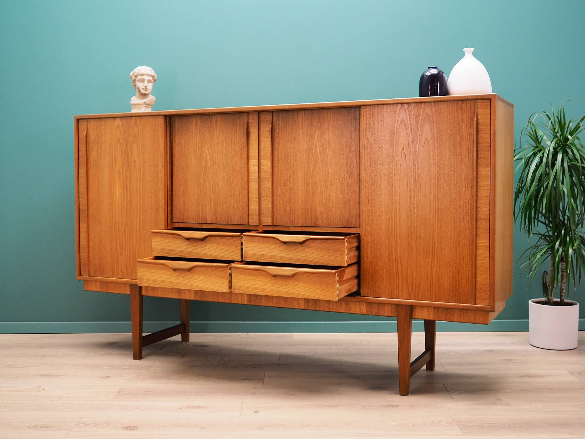 Buffet haut en teck, design danois, années 1960, production : Danemark