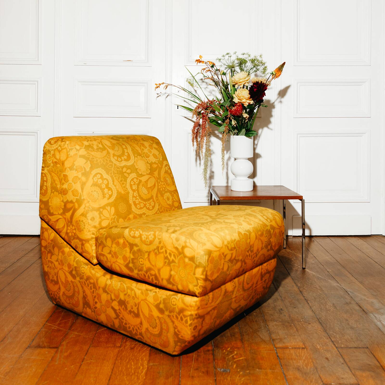 Chauffeuse convertible en tissu floral, circa 1970