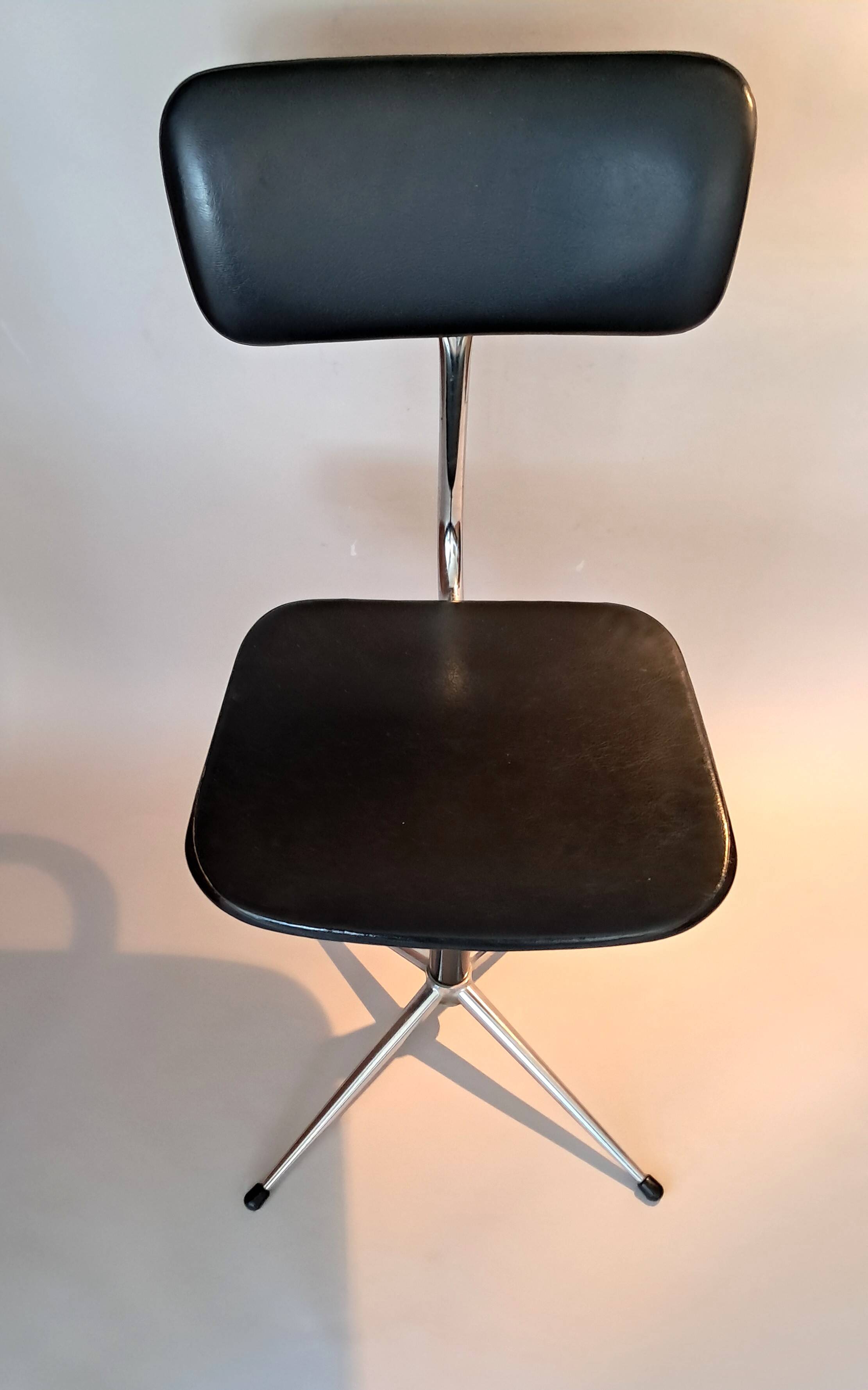 Vintage workshop chair in faux leather from the 1950s/1960s.