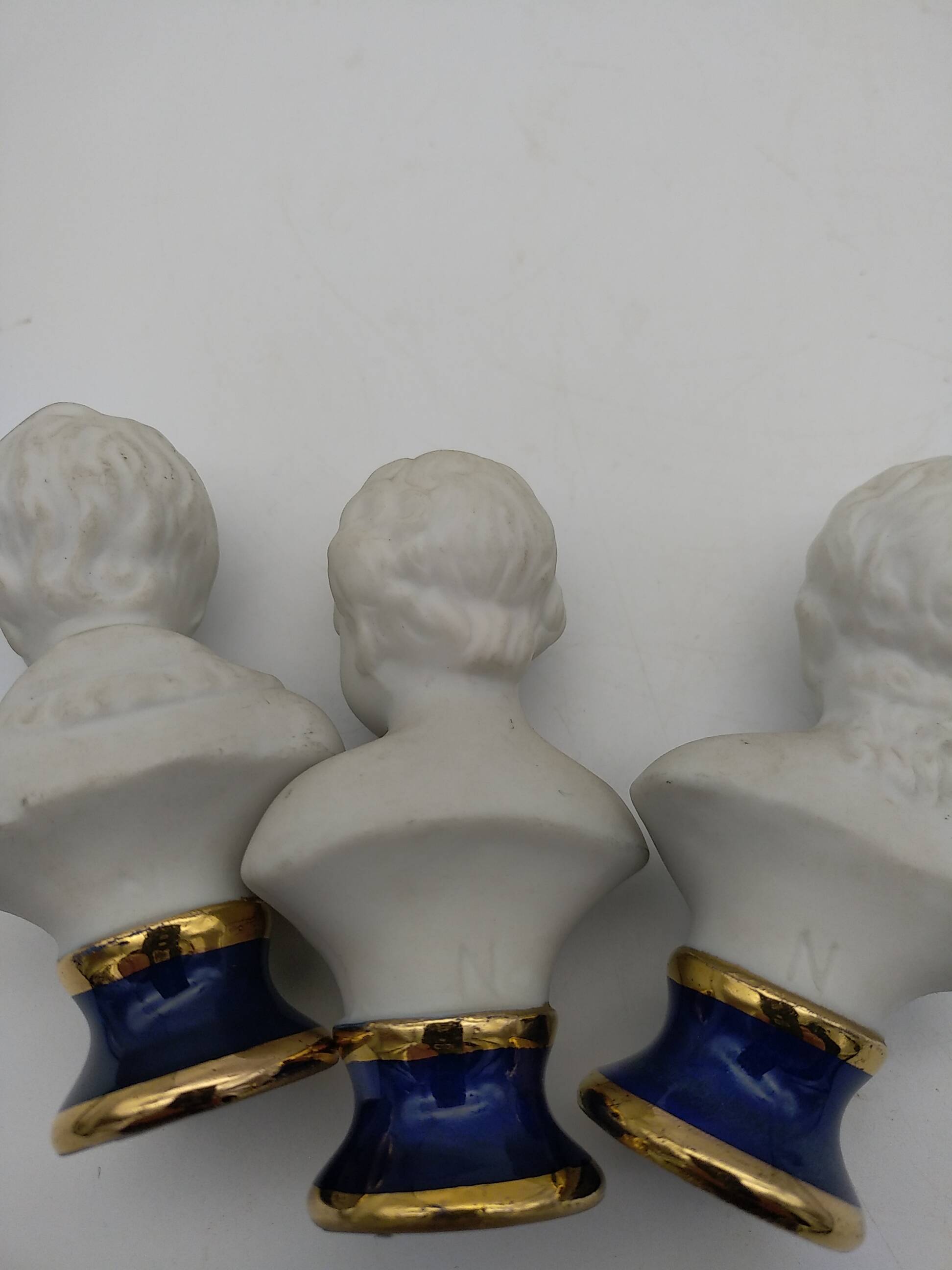 Bustes enfants en biscuit .Capodimonte. 9 cm .