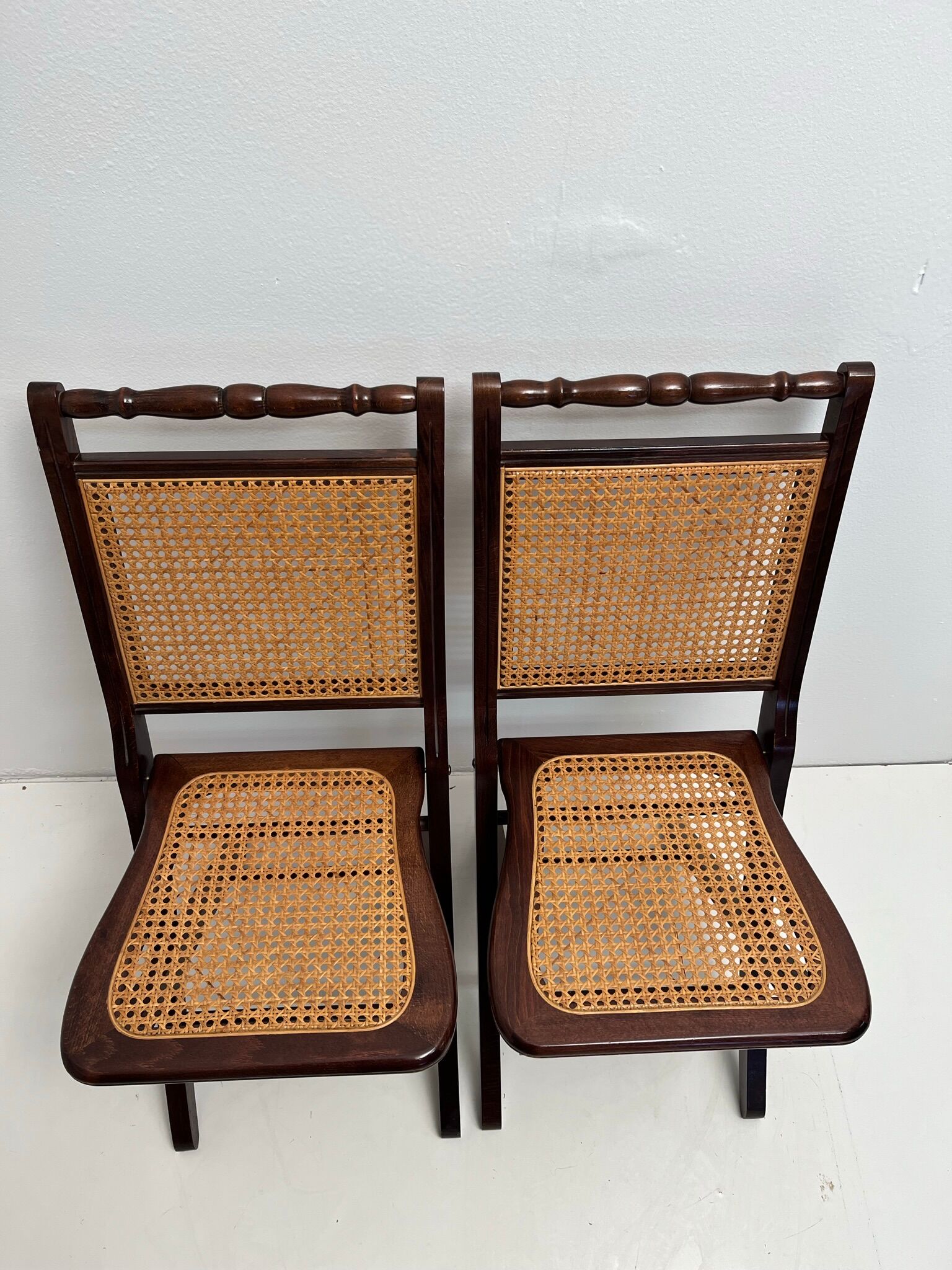 2 vintage folding chairs in wood and canning, 60s