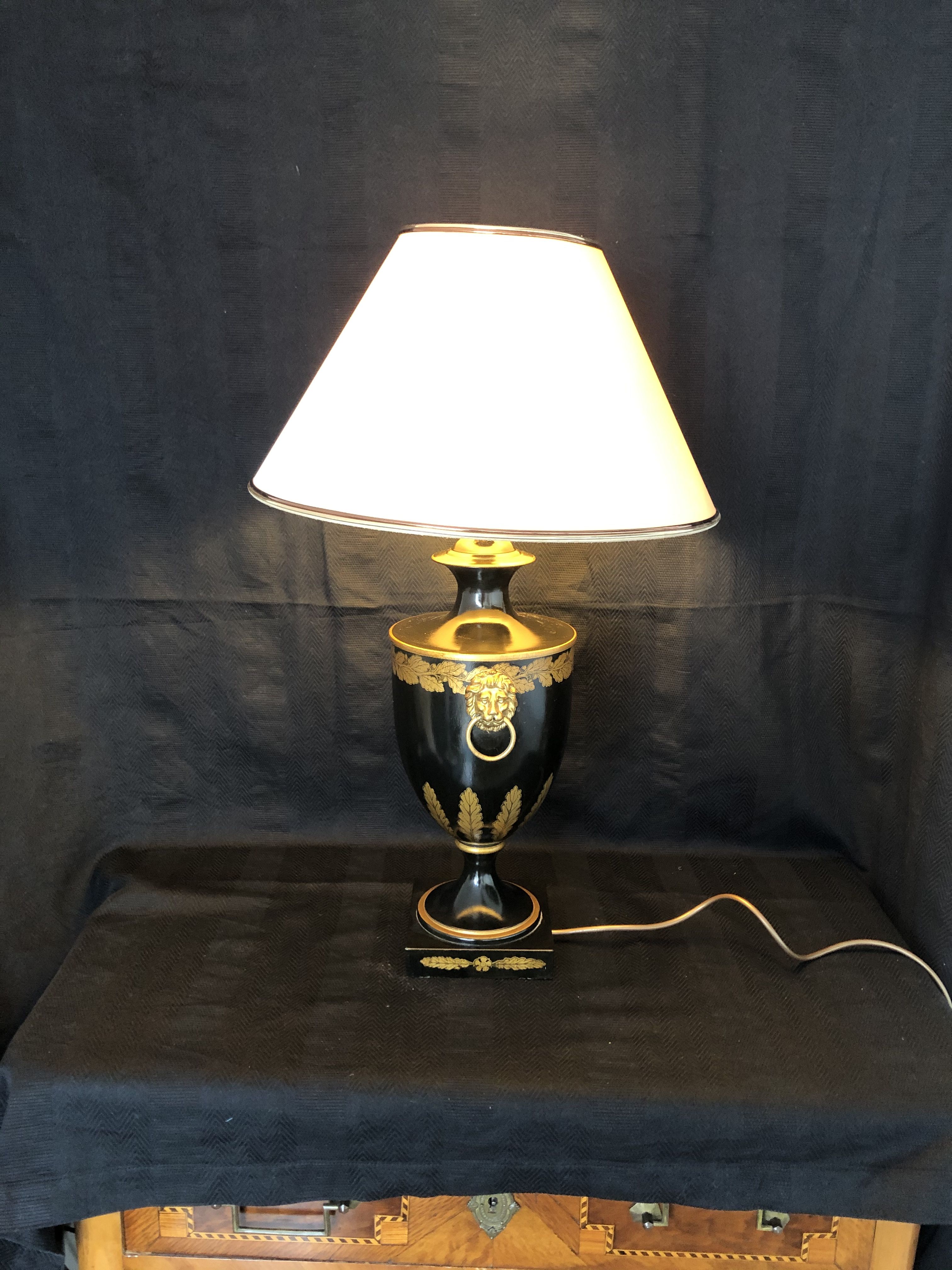 Large baluster lamp - Golden Lions and white and gilded ledleches - Hotel Paris