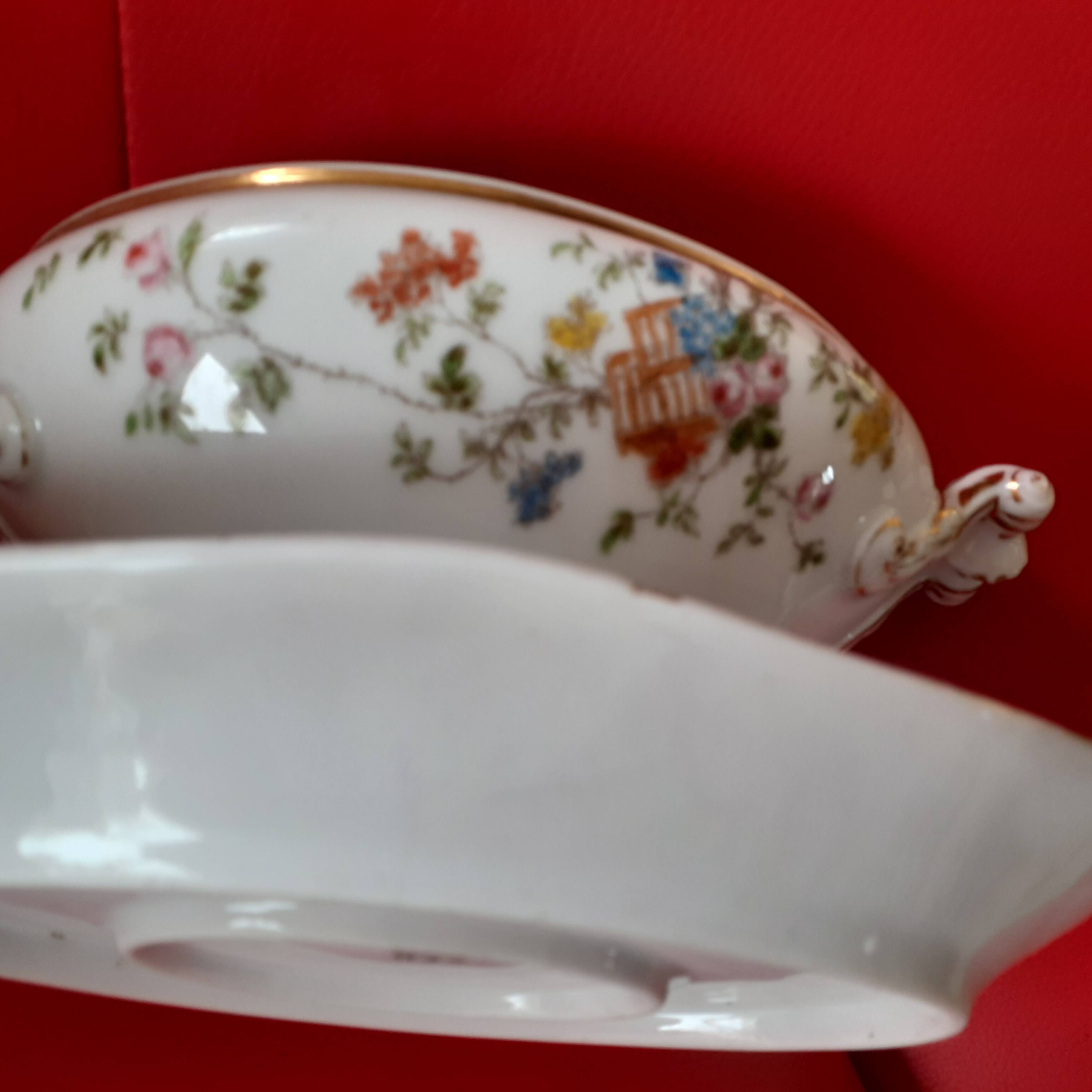 Saucière early twentieth century. Haviland. Limoges.Floral motif, hand painted.