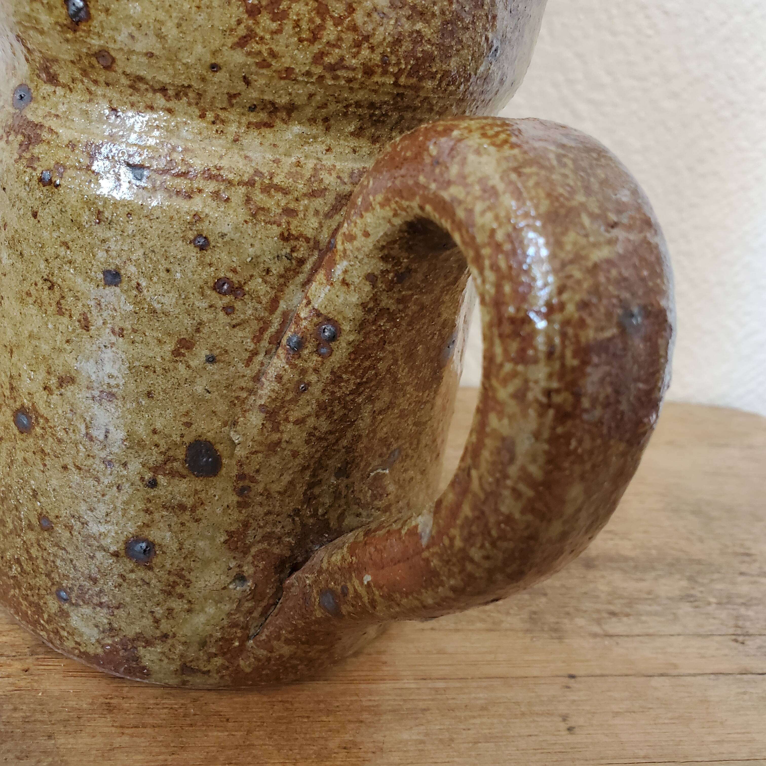 Pitcher vase in sandstone pyrity