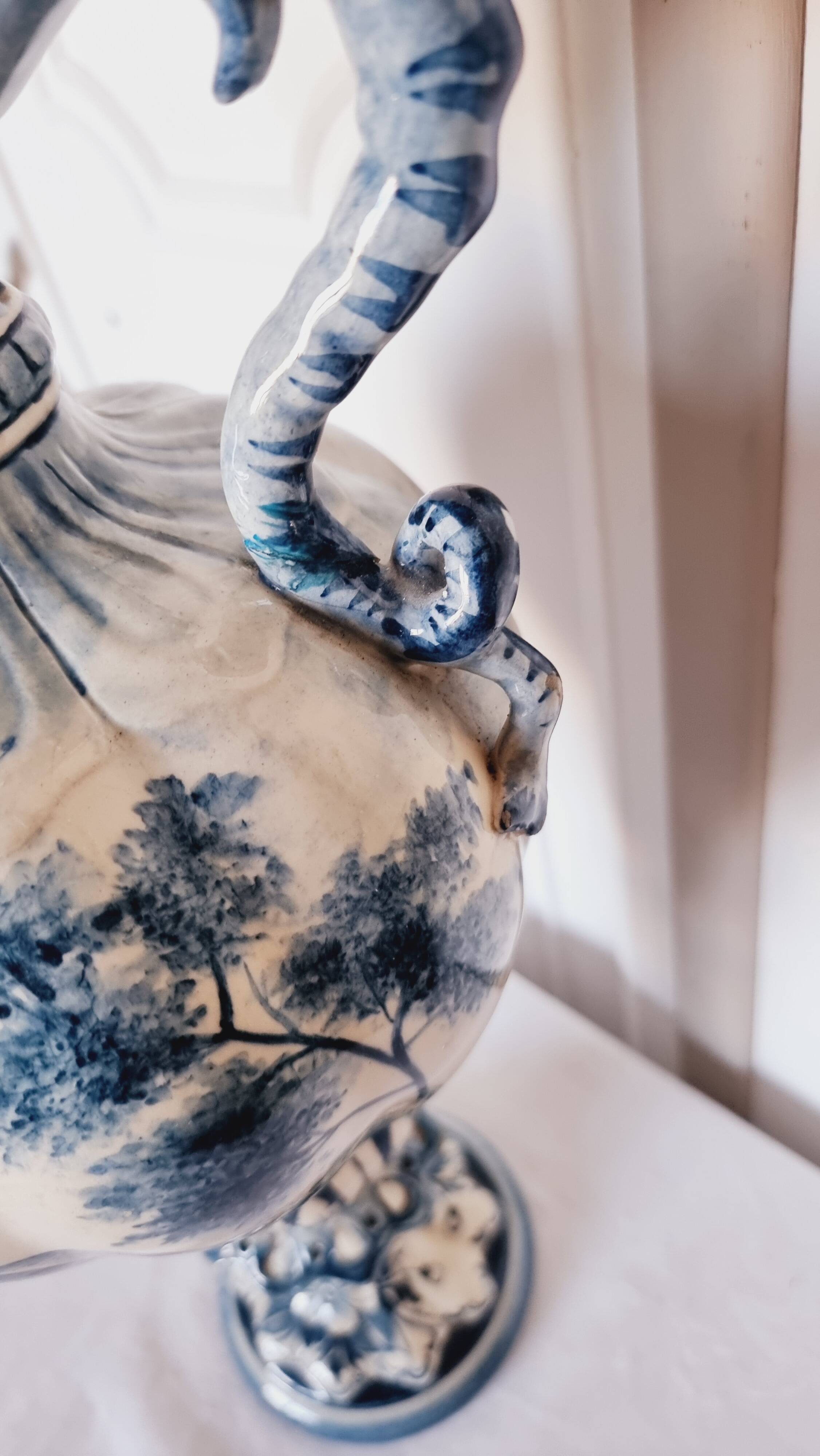 Large Spanish vase in Talavera style, hand-painted, adorned with a landscape.