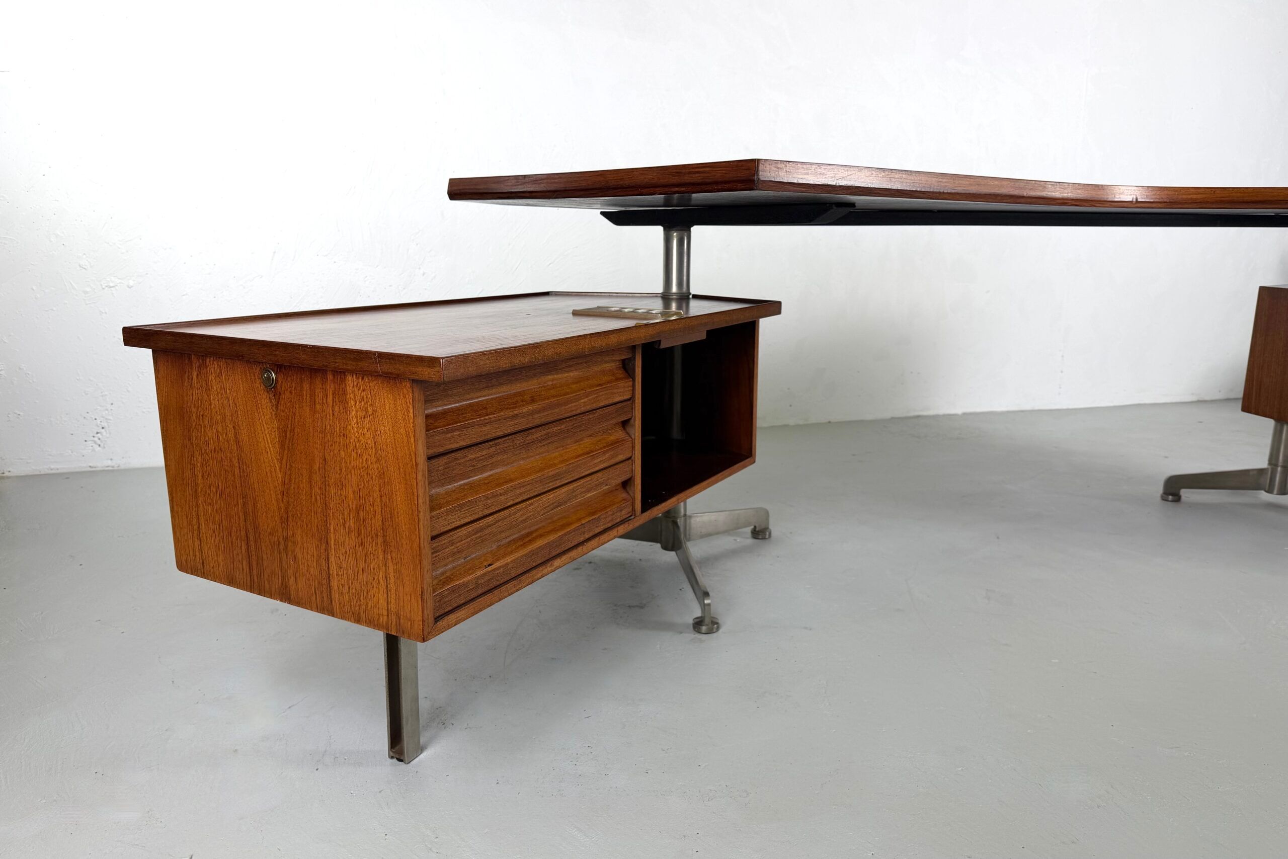 Executive desk T96 by Osvaldo Borsani for Tecno – 1960s