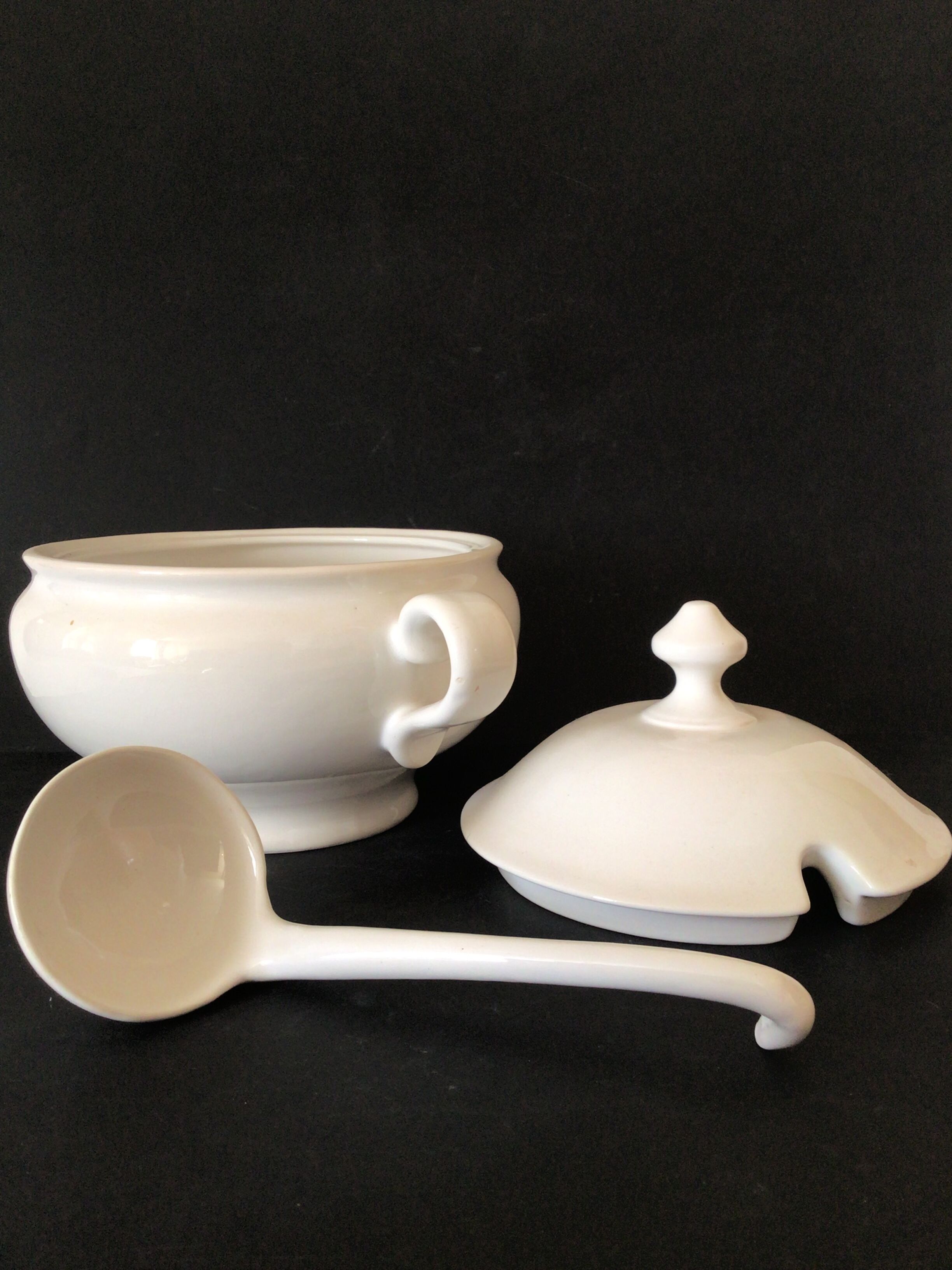 Soupière et louche en porcelaine épaisse