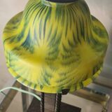 lampe fer forgé et martelé 1900 a30 avec tulipe pate verre  , jaune et vert 34x16
