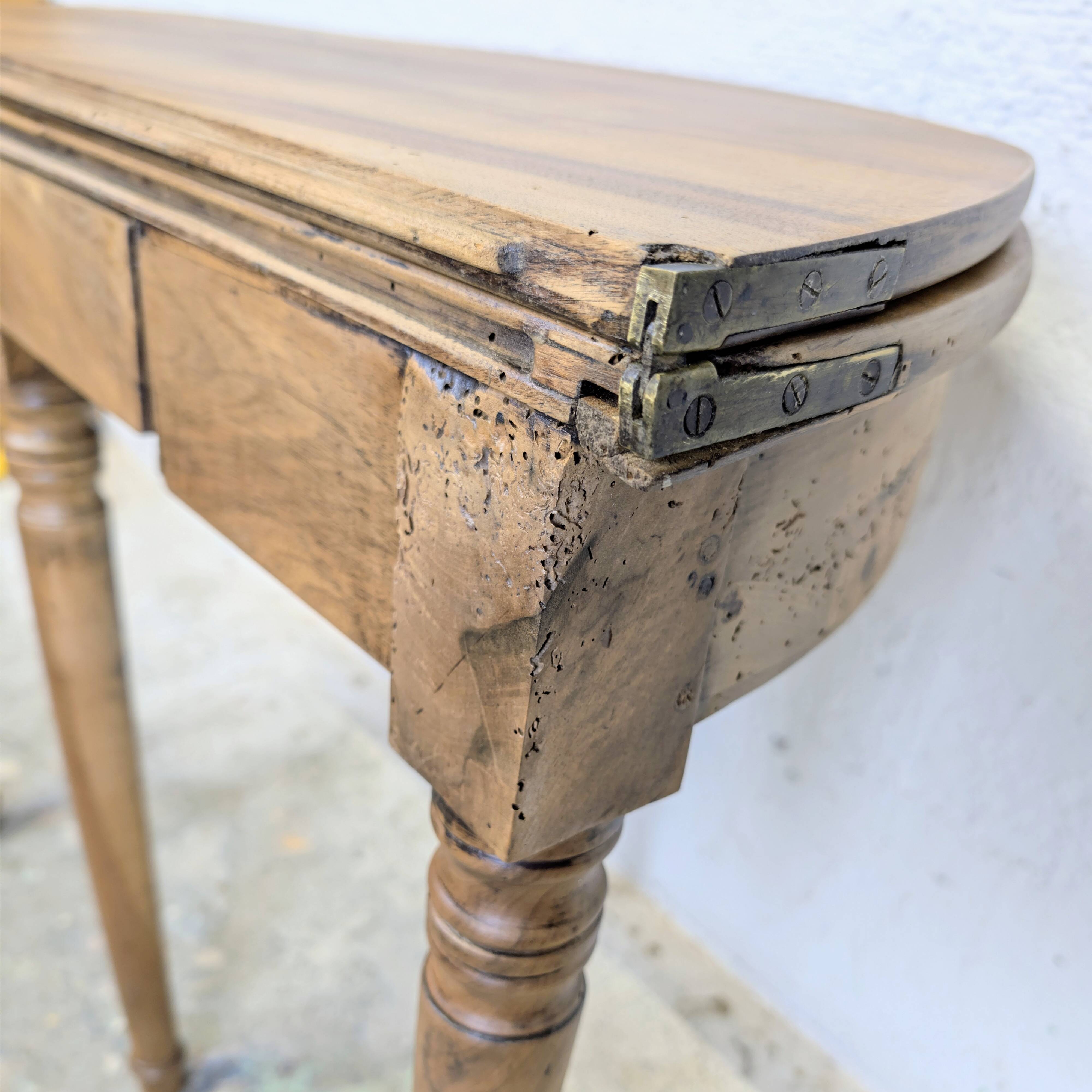 Half-moon table in walnut