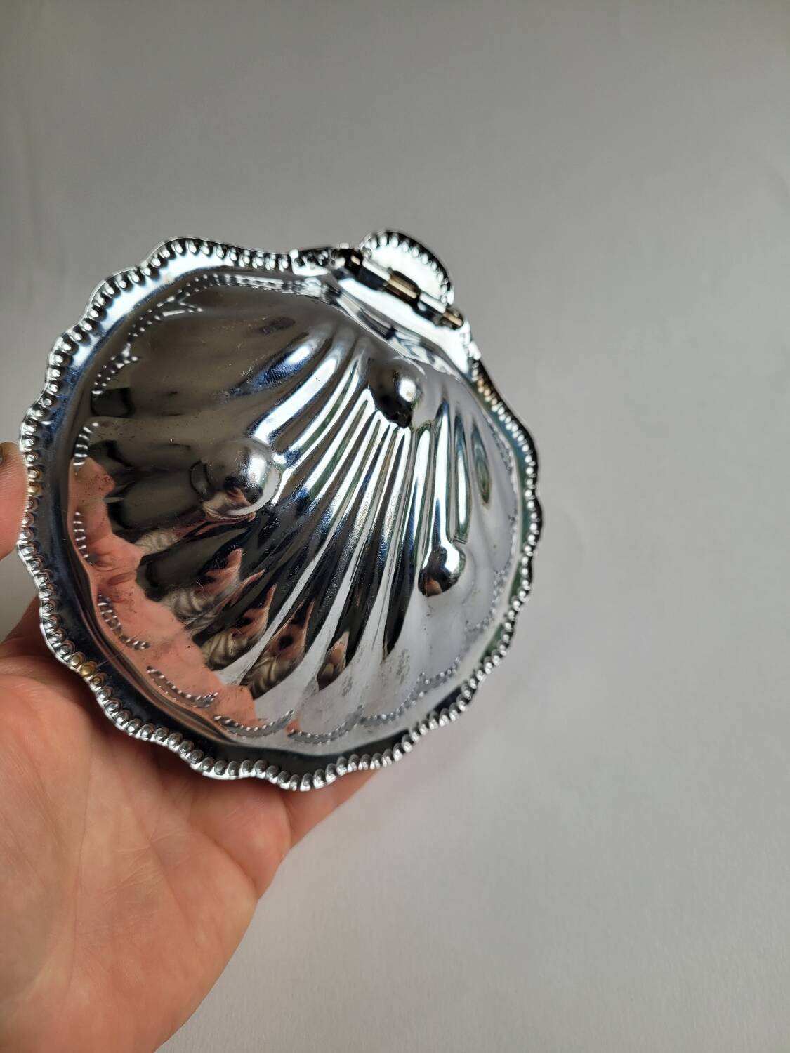 Butter dish / silver metal shell pocket