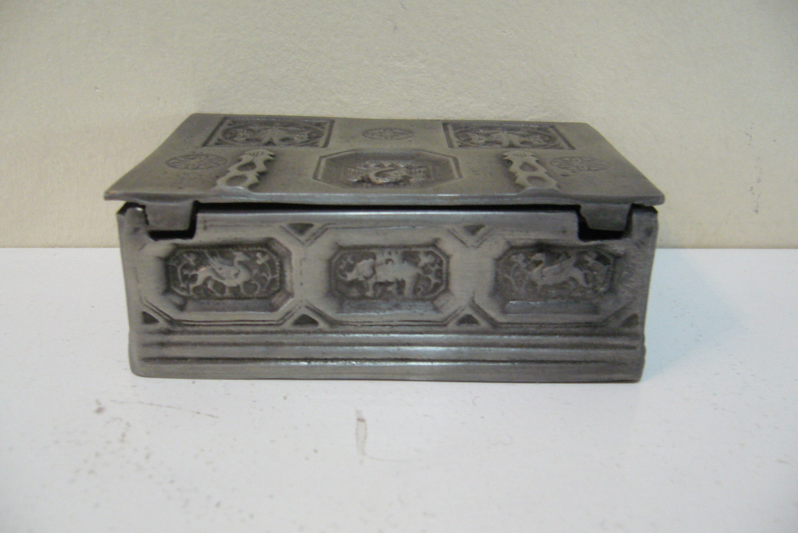 Box in pewter of Périgord