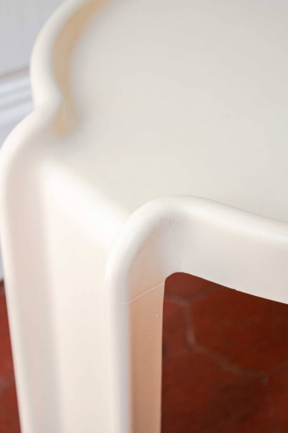 Kartell 4905 beige coffee table design by Giotto Stoppino